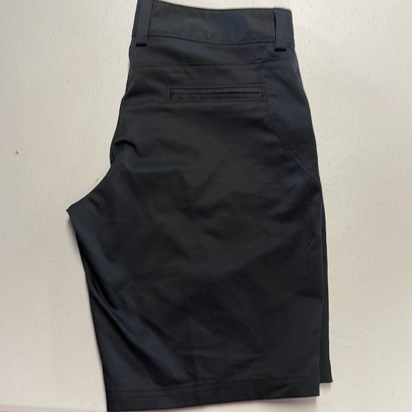 Under Armor Heat Gear Black Golf Shorts with zippered front pockets - Picture 3 of 3